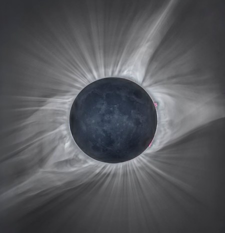 1024px-Total_Solar_Eclipse_8-21-17 (1)